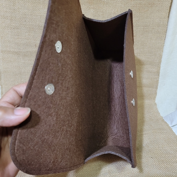 Unique Brown Felt Satchel Bag With Wood Handle and Snap Closure - Picture 6 of 7